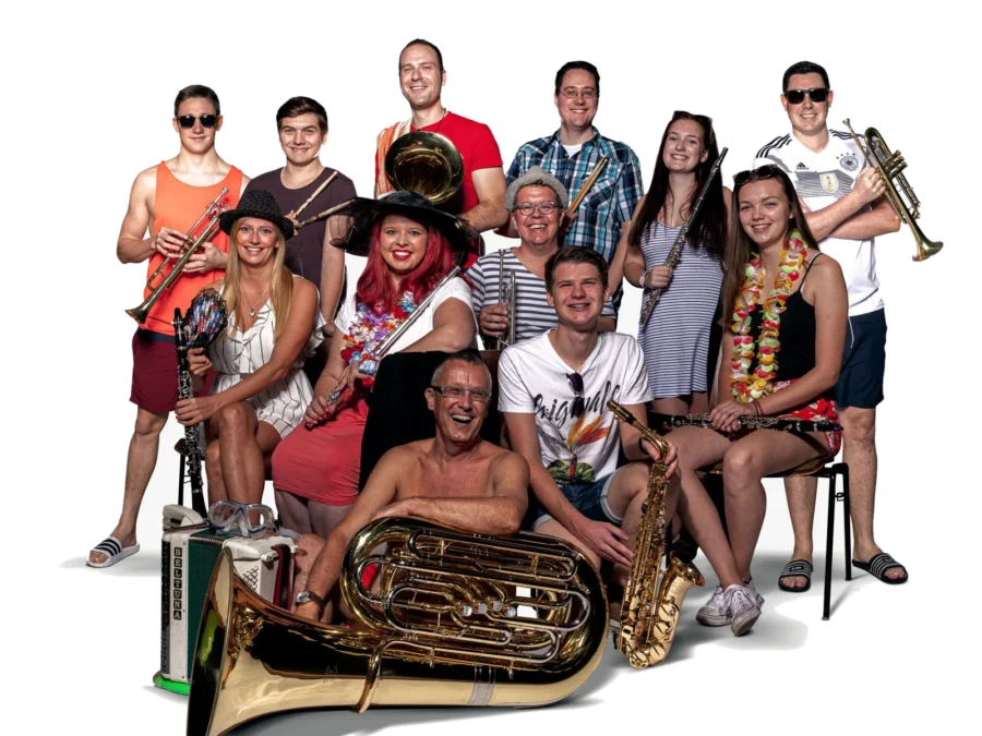 Musikerinnen und Musiker des MVS beim Themen-Fotoshooting im Sommer-Outfit
