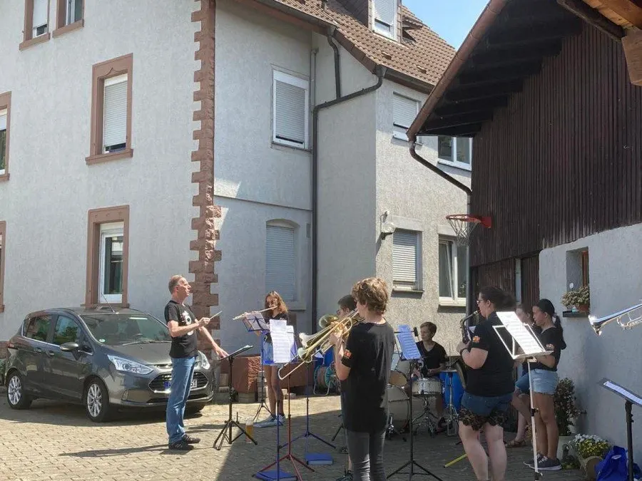 Das Jugendorchester des MVS beim Platzkonzert im Hof, mit Dirigent und Notenständern